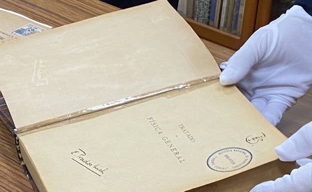 Uno de los libros encontrados que lleva la firma de Emilio Prados.