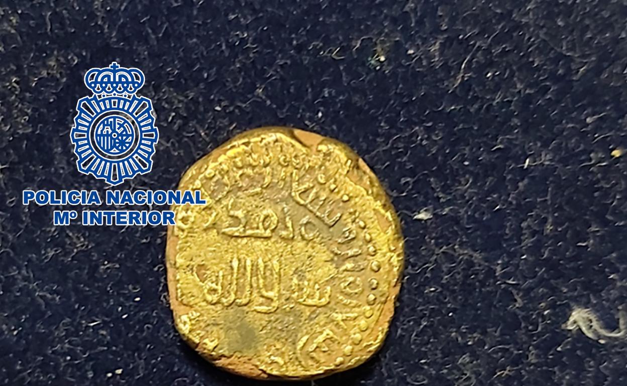 El dinar de oro recuperado por la Policía. 