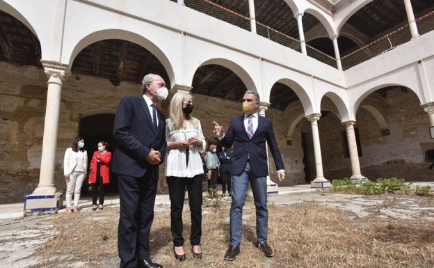 De la Torre, Del Pozo y Bendodo, en el claustro del convento, un edificio del siglo XVI. 