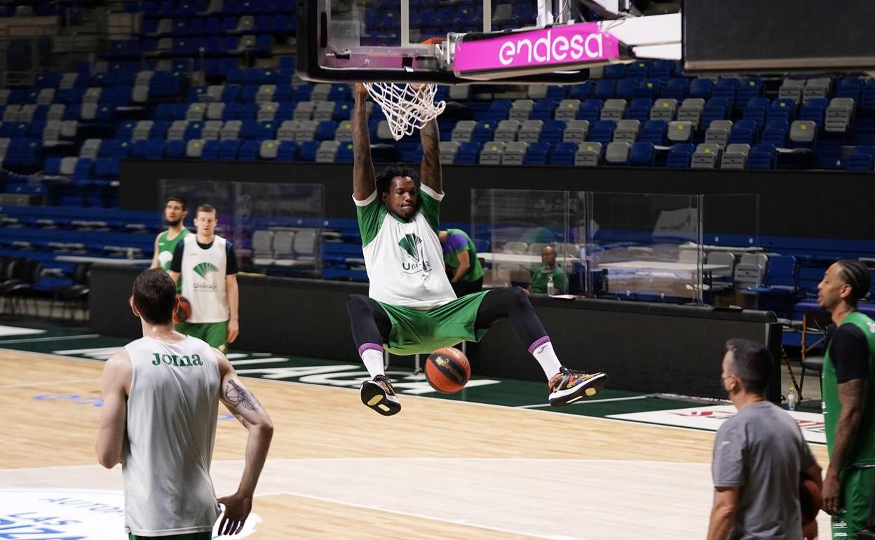 Thompson realiza un mate durante un entrenamiento en el Palacio de los Deportes. 