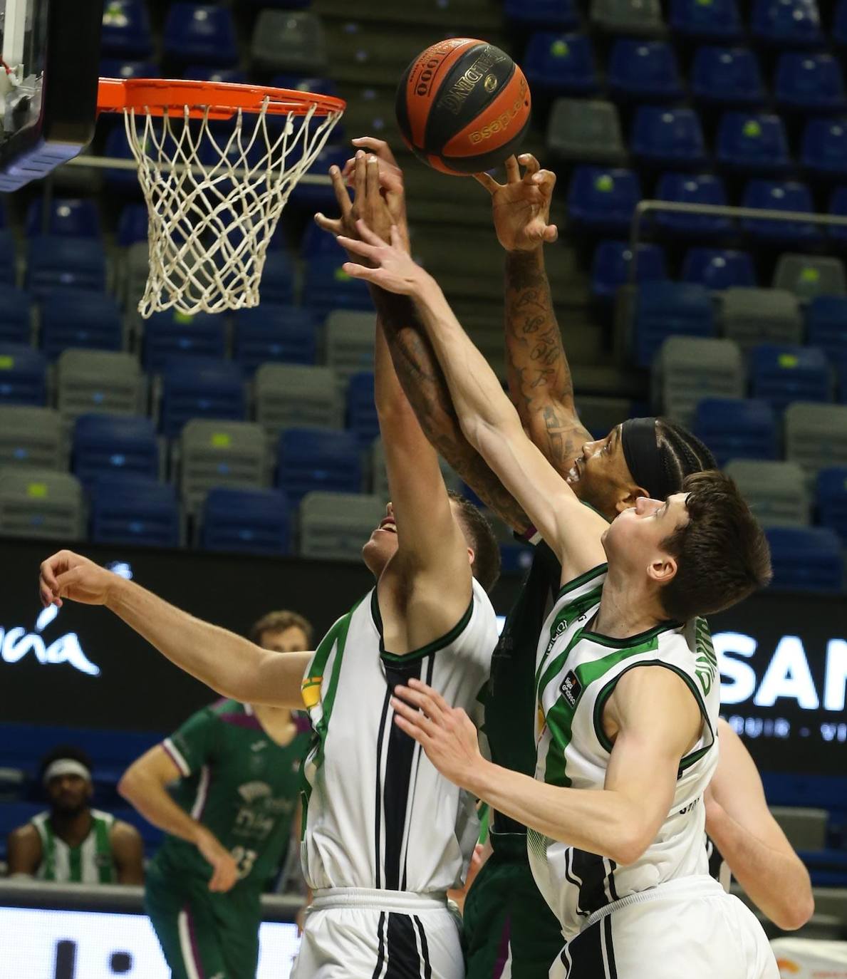 El Unicaja recibió al conjunto de Badalona en el Martín Carpena 