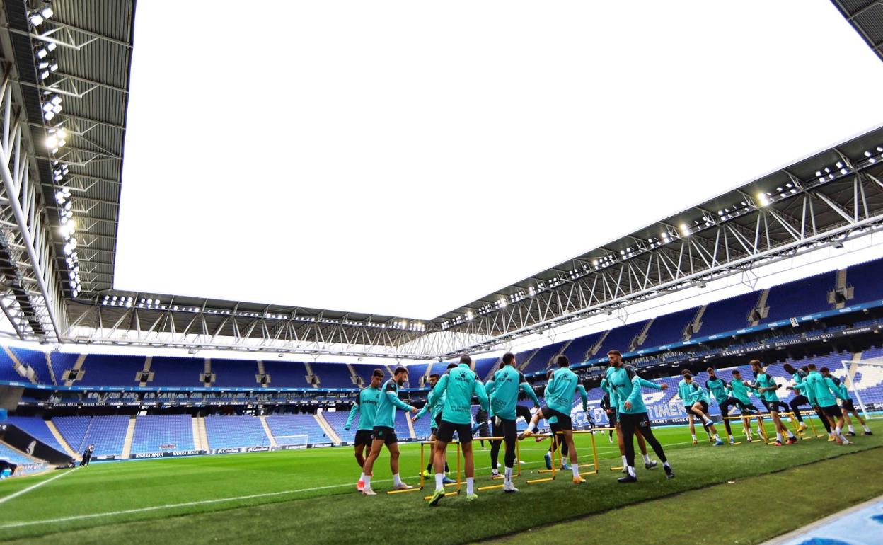 Imagen del RCD Stadium de Cornellá, estadio del Espanyol, durante un entrenamiento del equipo perico.