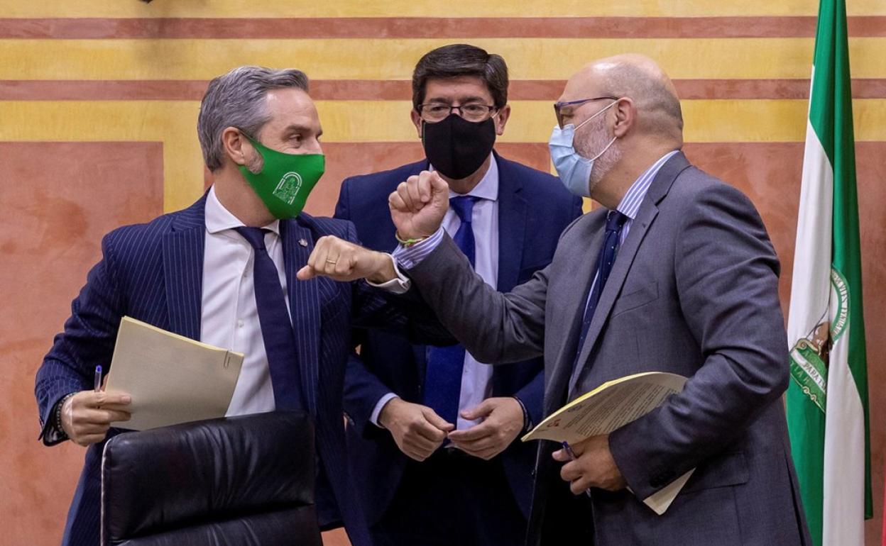 El vicepresidente, Juan Marín; el consejero de Hacienda, Juan Bravo, y el portavoz de Vox, Alejandro Hernández, tras firmar el acuerdo de presupuestos