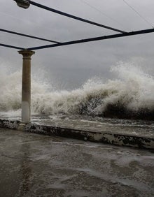 Imagen secundaria 2 - La regeneración de la playa de los Baños del Carmen mejorará las defensas del litoral. Imágenes de 2021, 2018 y 2013 