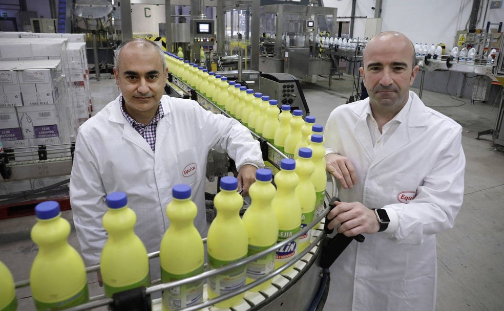 Mariano Pérez y Antón Saracibar, director de fábrica y director general de Equisur.