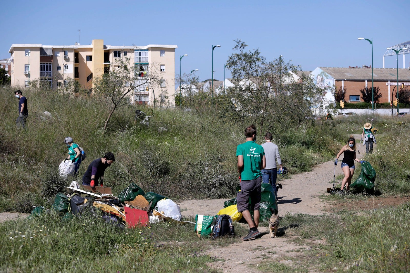 Medio centenar de voluntarios participan en una nueva recogida de residuos convocada por la plataforma Bosque Urbano y AndaLimpia