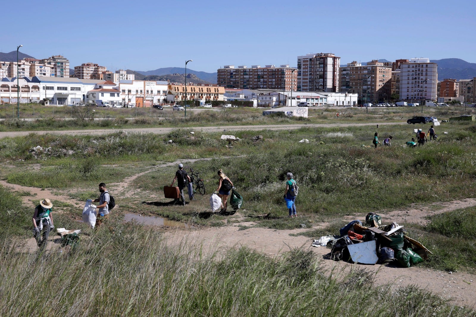 Medio centenar de voluntarios participan en una nueva recogida de residuos convocada por la plataforma Bosque Urbano y AndaLimpia