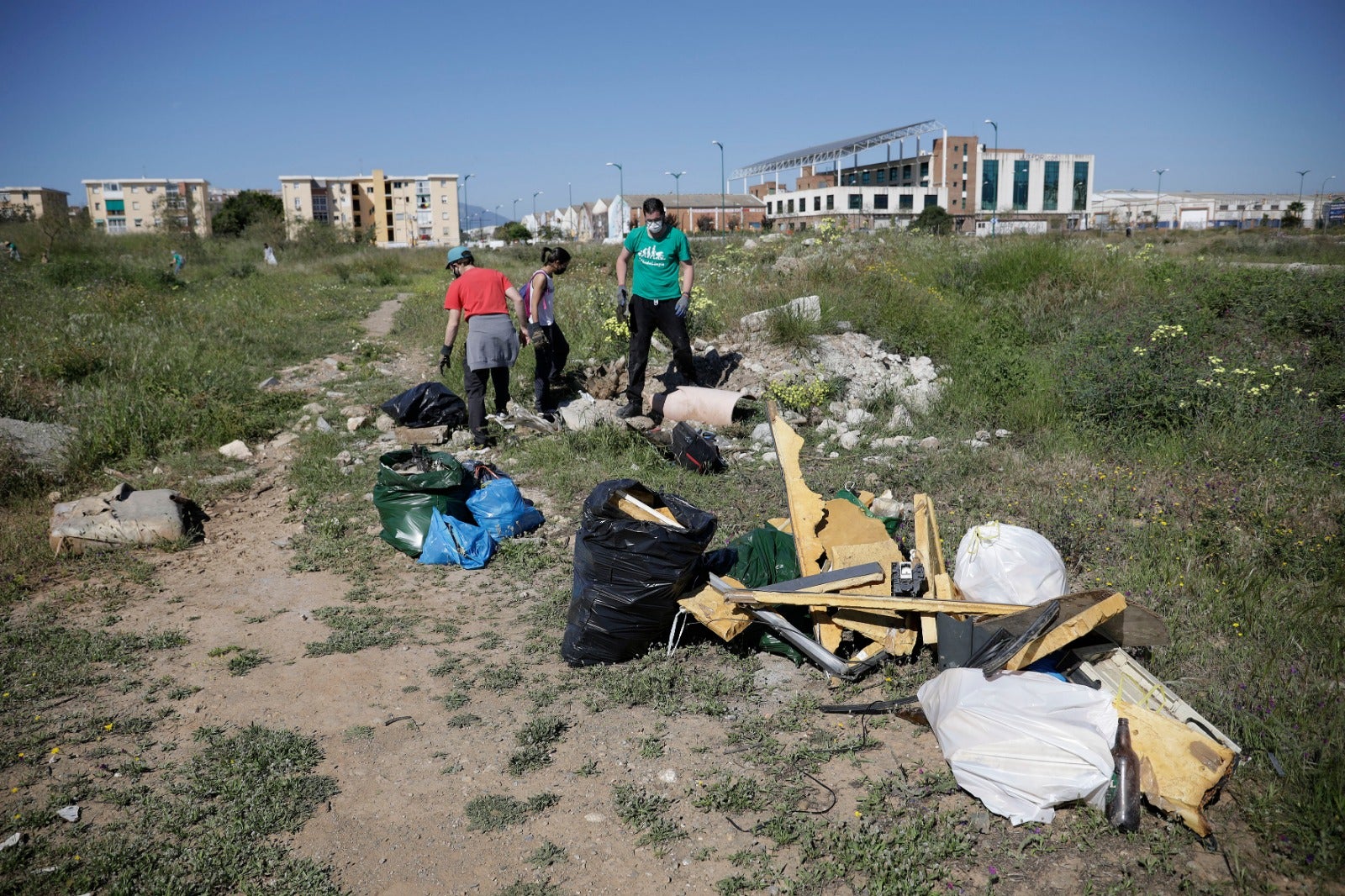 Medio centenar de voluntarios participan en una nueva recogida de residuos convocada por la plataforma Bosque Urbano y AndaLimpia