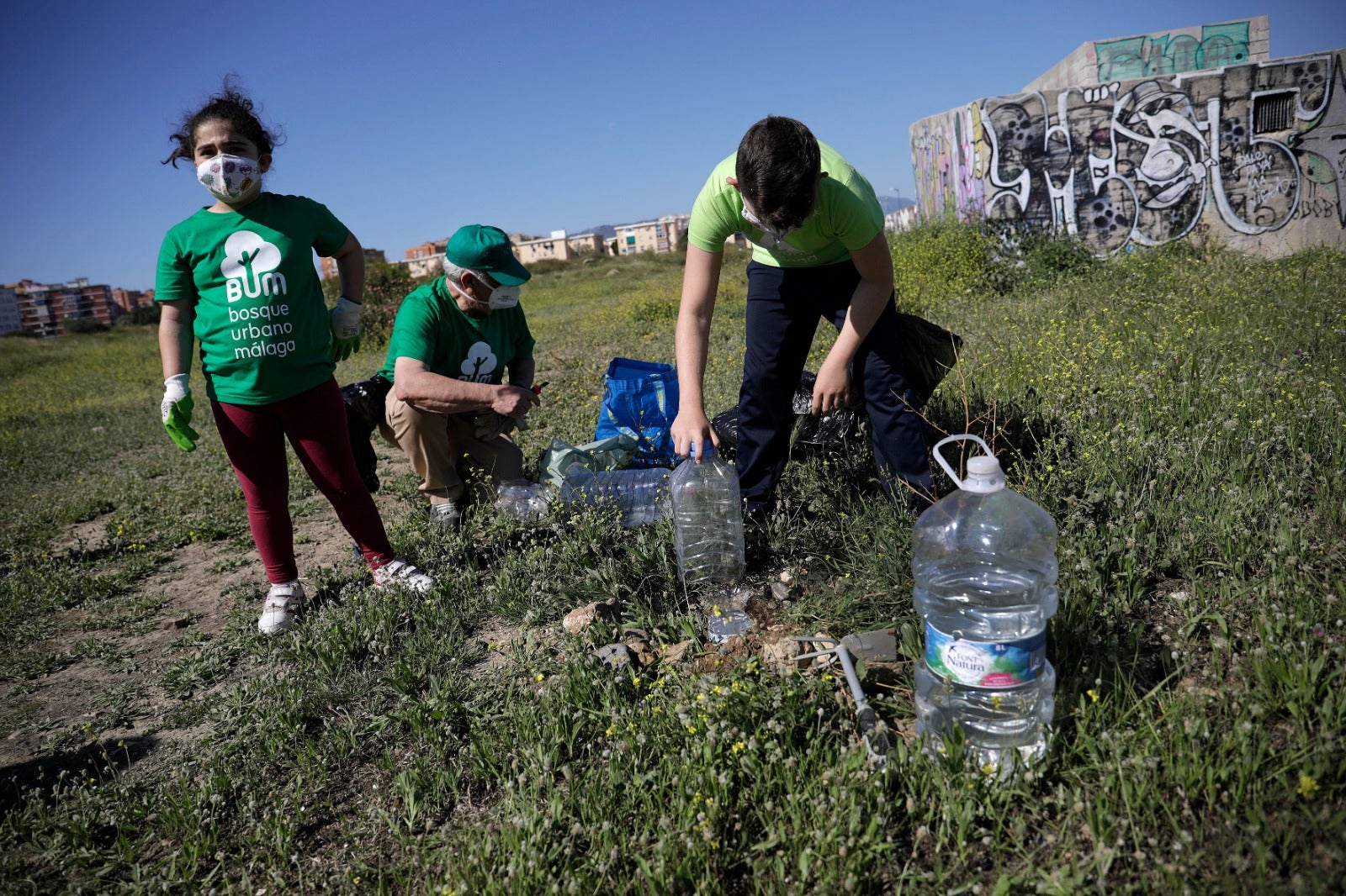 Medio centenar de voluntarios participan en una nueva recogida de residuos convocada por la plataforma Bosque Urbano y AndaLimpia