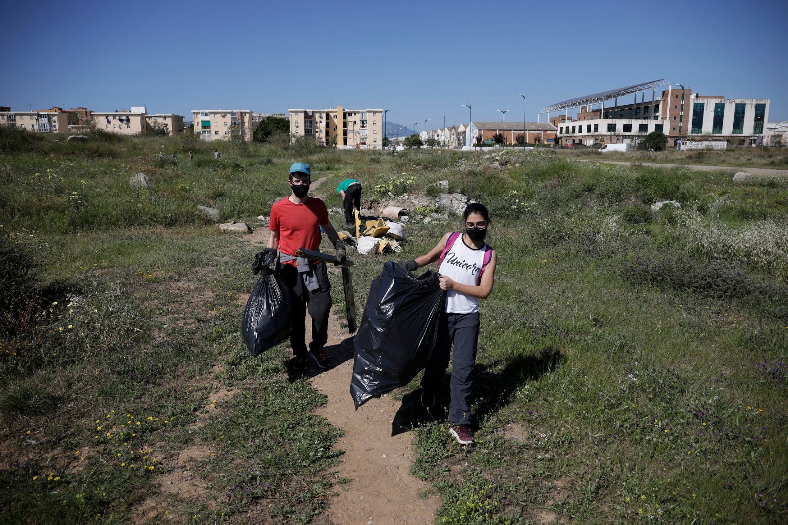 Medio centenar de voluntarios participan en una nueva recogida de residuos convocada por la plataforma Bosque Urbano y AndaLimpia