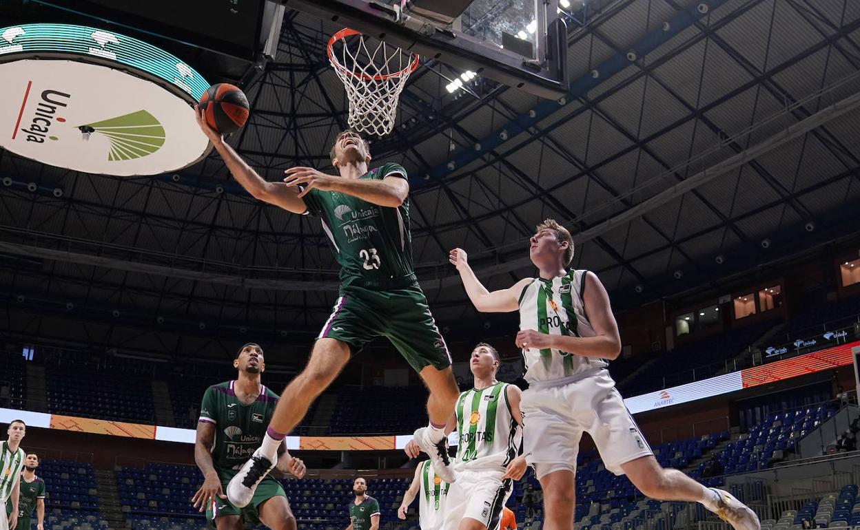 Penetración de Abromaitis, ante Birgander, en el Unicaja-Joventut del sábado.