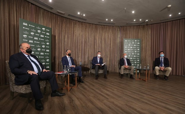 De izquierda a derecha: Federico Beltrán, Roberto García, Agustín Peláez, Carlos Rubio y Manuel Pérez. 