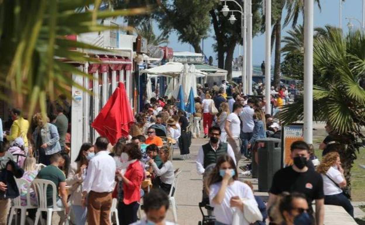 Gran ambiente en los bares y restaurantes de Málaga en el primer fin de semana con movilidad entre provincias.