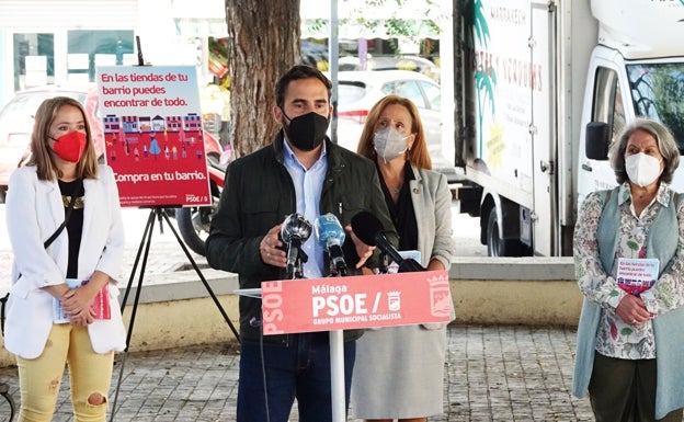 Pérez, junto a las ediles Alicia Murillo, Begoña Medina y María del Carmen Sánchez, esta mañana.