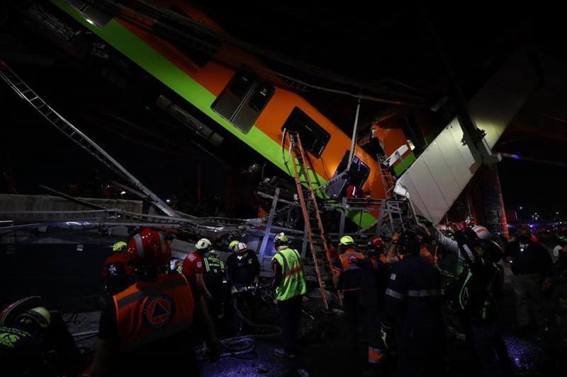 Se desploma un puente de la vía elevada de la línea 12 , entre la estaciones de Olivos y Tezonco, sobre el que circulaba un tren con varios vagones.