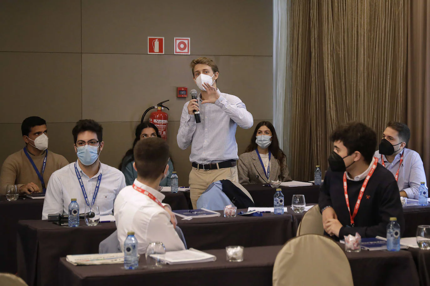 Los jóvenes practican cómo resumir en dos minutos todas sus cualidades personales. 