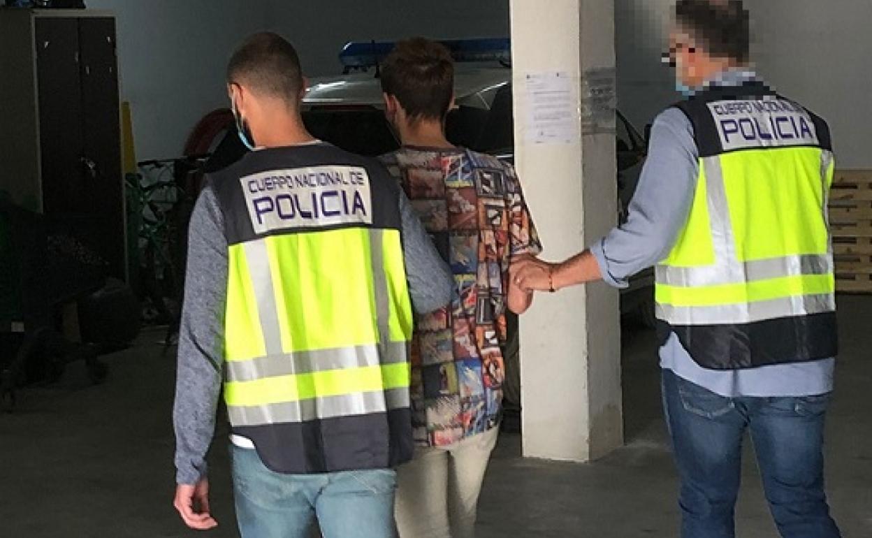 Detenido por hacerse pasar por un adolescente para conseguir fotos íntimas de un menor malagueño a través de internet