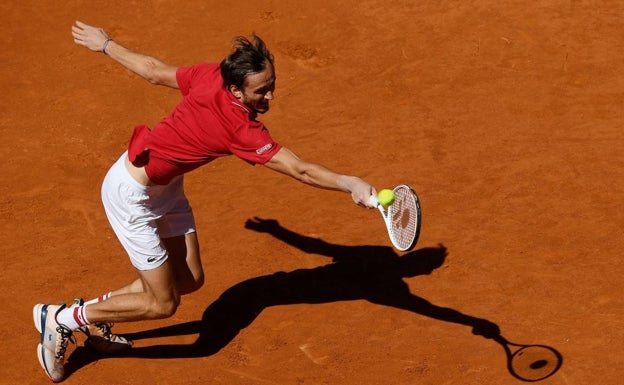 Daniil Medvedev, exigido para llegar a la bola en el duelo ante Davidovich. 