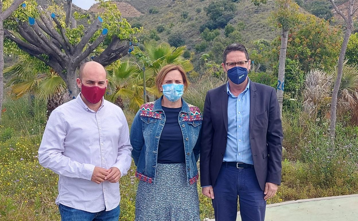 Los ediles socialistas, en la urbanización Parque Victoria. 