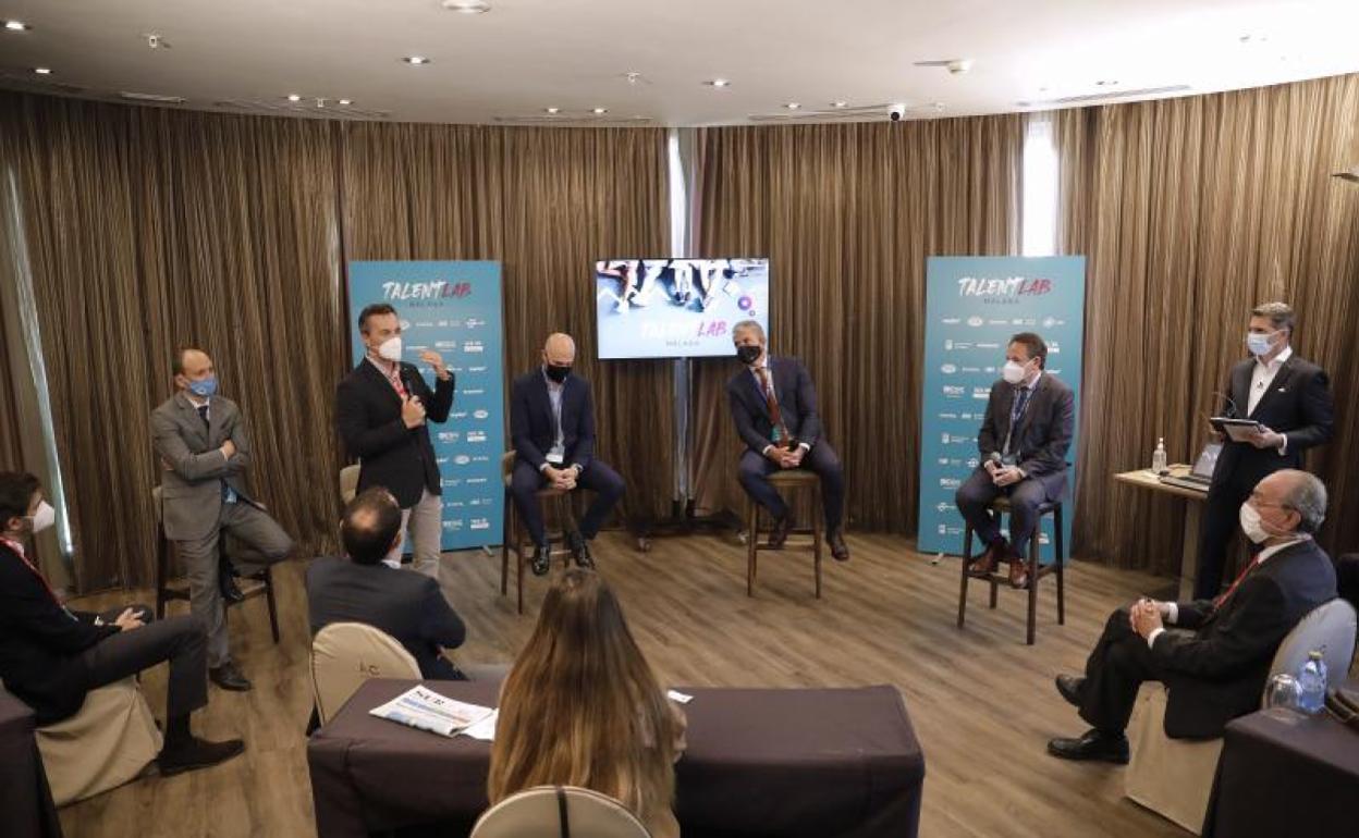 Ejecutivos de las empresas participantes explican qué demandan a los jóvenes para ser contratados. 