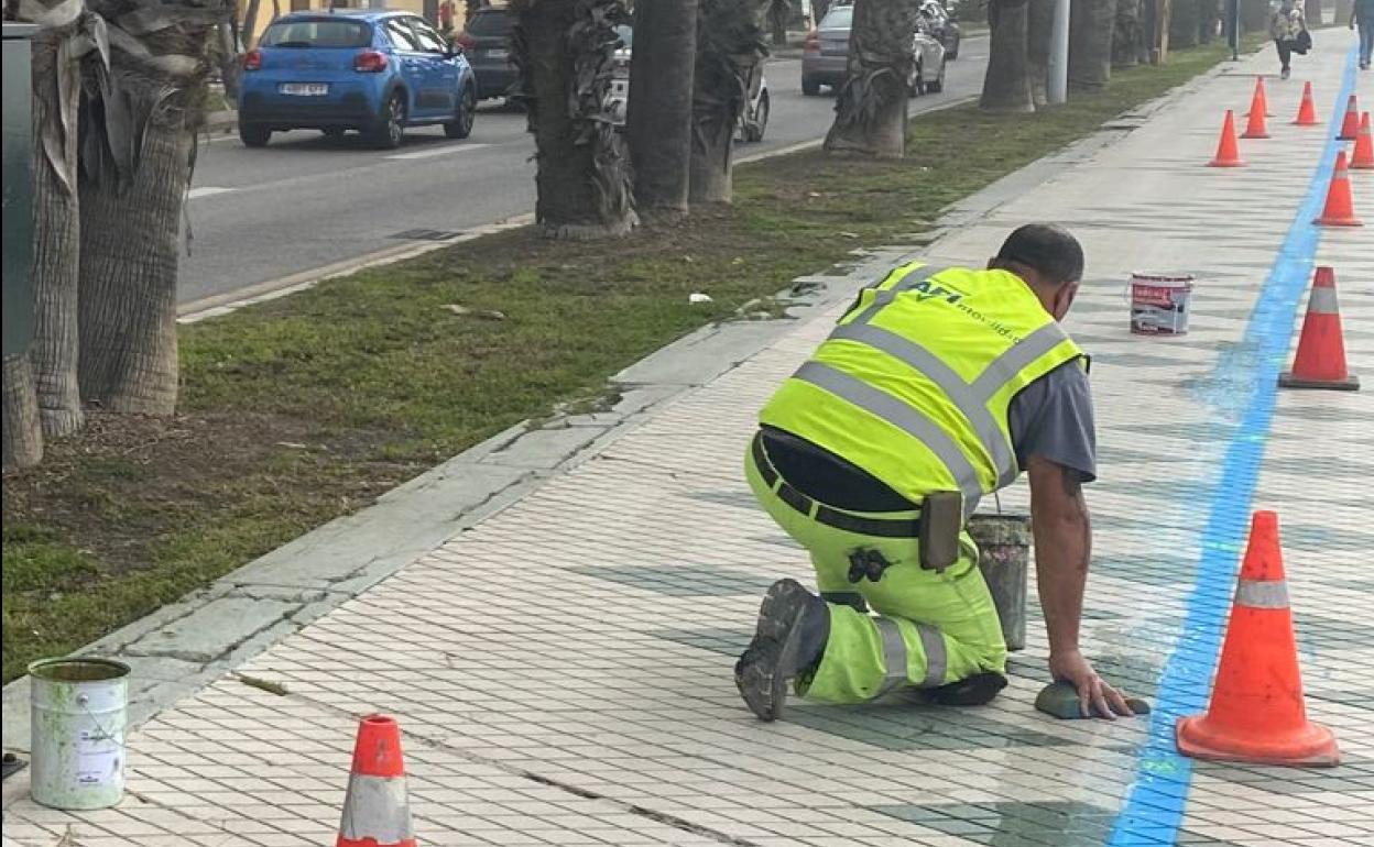 El Ayuntamiento abre un carril bici en la acera del paseo de Picasso
