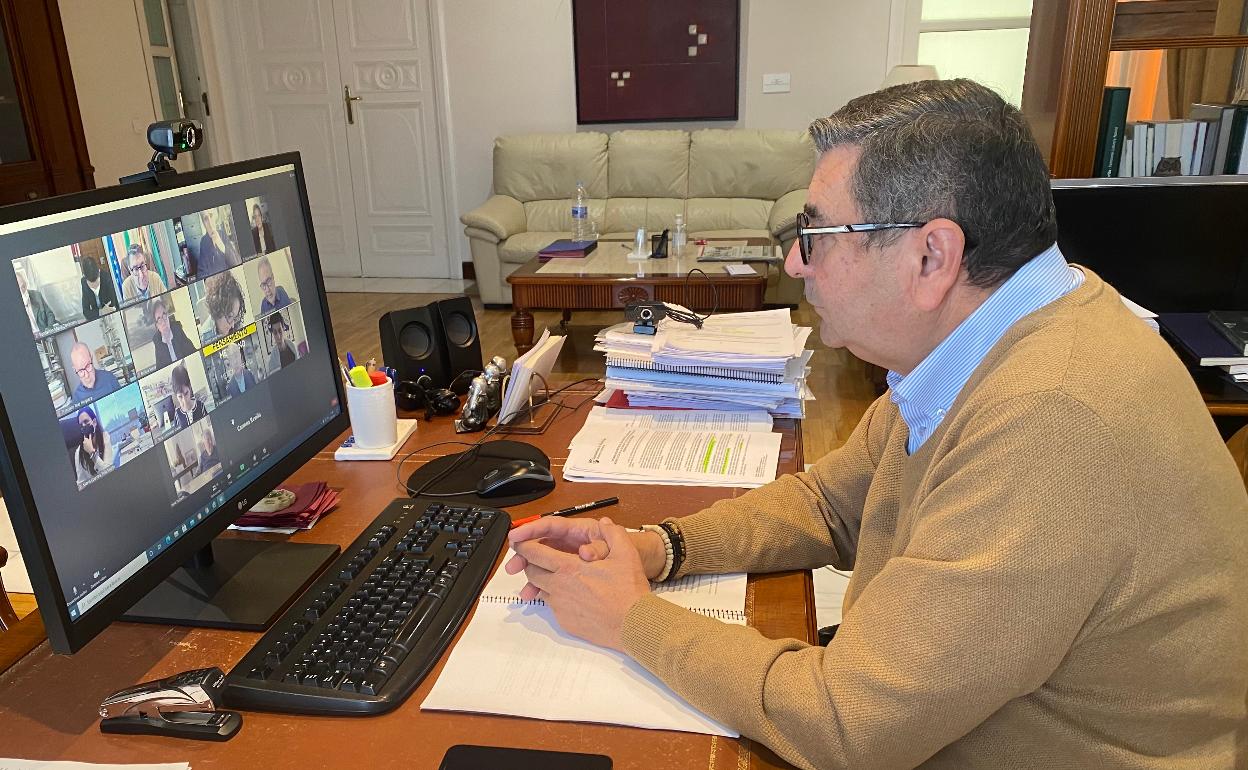 El alcalde veleño, en la reunión telemática de la Fundación María Zambrano. 