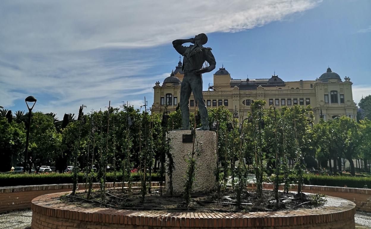 El biznaguero, en los jardines de Pedro Luis Alonso, con los jazmines a sus pies colocados con guías.