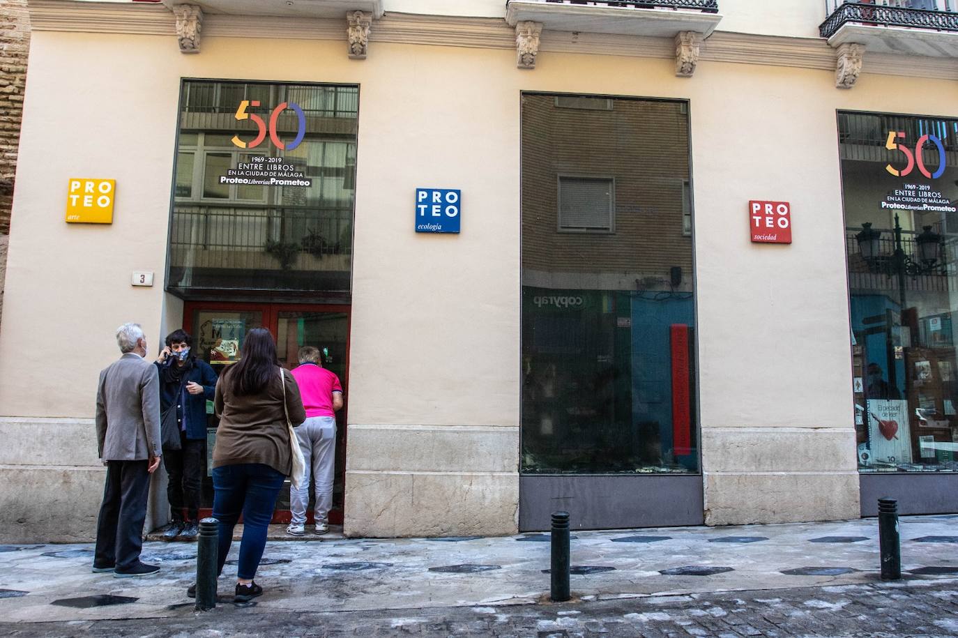 El exterior de la librería incendiada, este viernes por la mañana