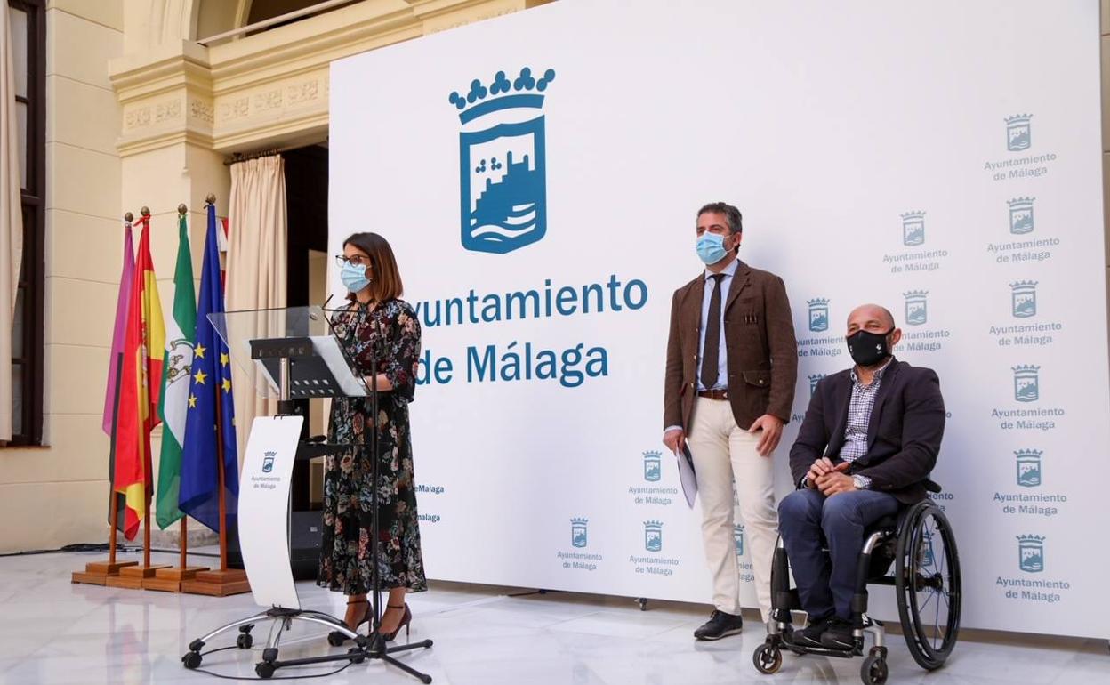 Susana Carillo, con Carlos Conde y Raúl López, esta mañana tras la Junta de Gobierno Local
