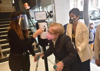 Imagen secundaria 1 - El encuentro de Mercedes con Antonio Banderas: «Yo viví más de 30 años en su piso»