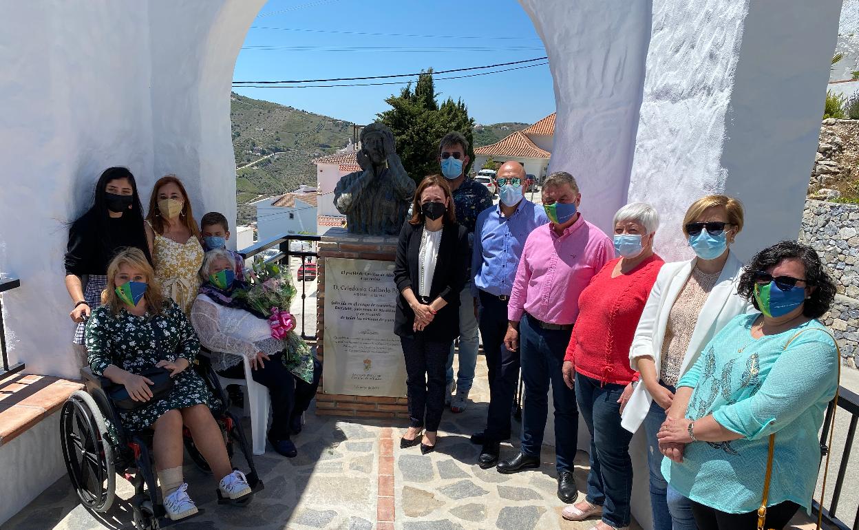 Descendientes de Celedonio Gallardo y autoridades, este viernes en el mirador de la ermita de Santa Ana, donde se inauguró una escultura en su recuerdo. 