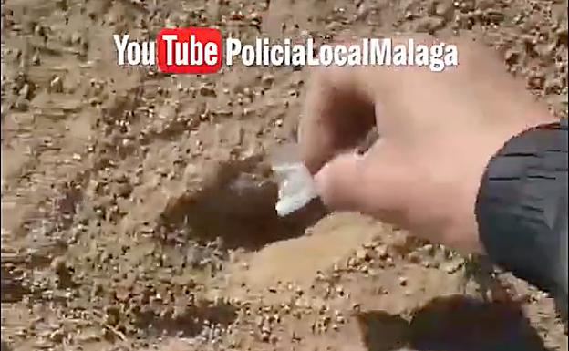 Instantánea de uno de los vídeos en los que el detenido escondía presuntamente droga para que fuese recogida por sus seguidores. 