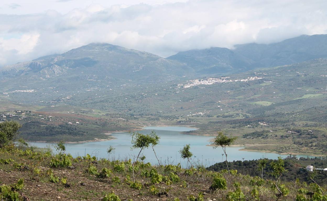 El embalse de La Viñuela ocupa hoy buena parte del territorio de esta localidad axárquica. 