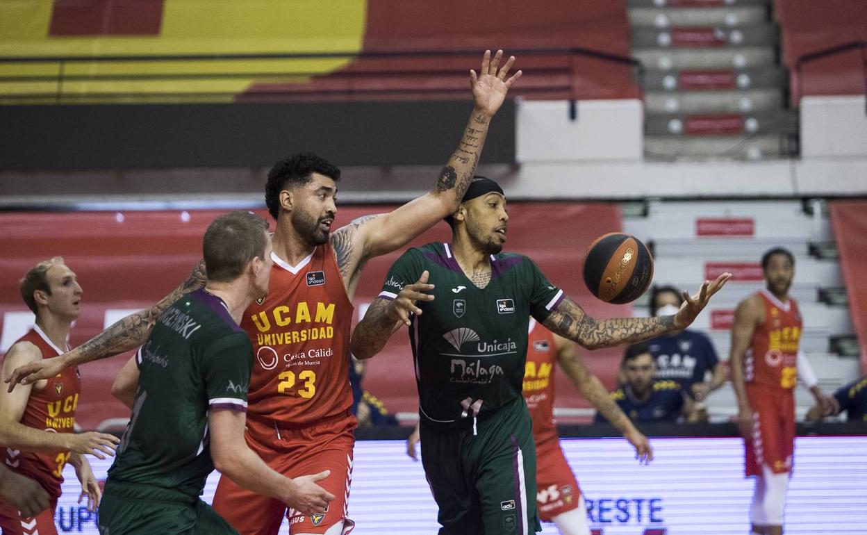 Lima y Thomas forcejean por un rebote durante el partido jugado en Murcia. 