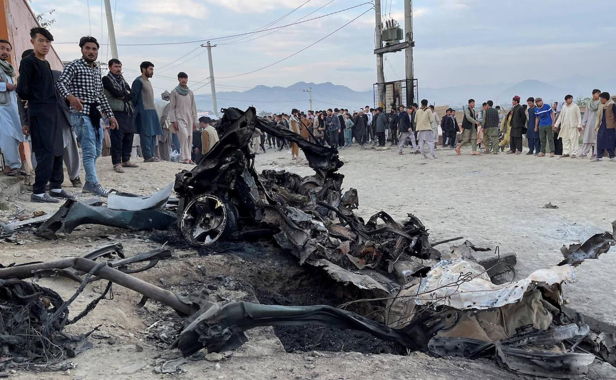 Restos del coche-bomba empleado este sábado en el atentado de Kabul. 