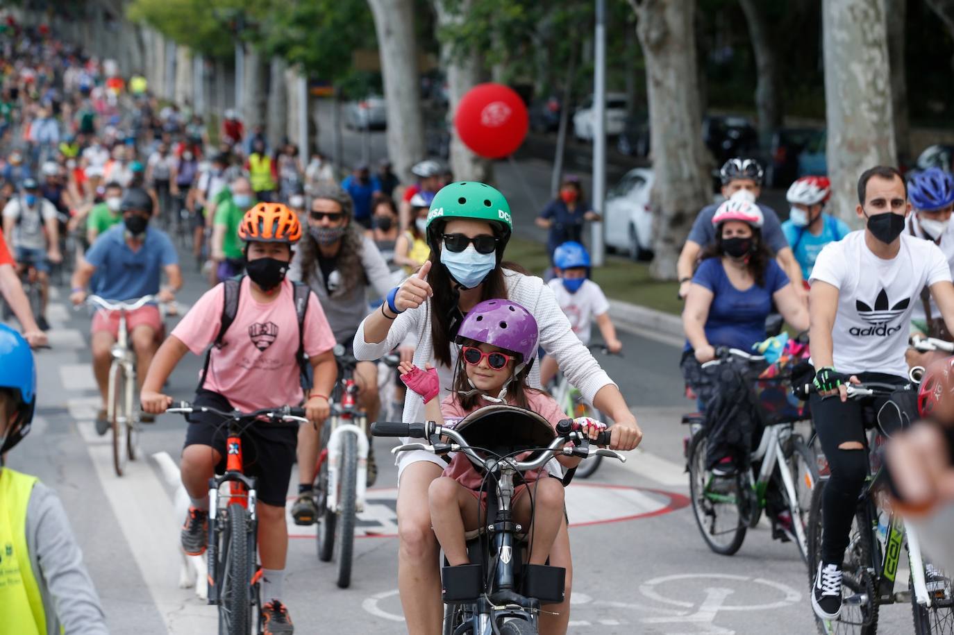 Ruedas Redondas ha celebrado este domingo la segunda 'bicifestación'. 