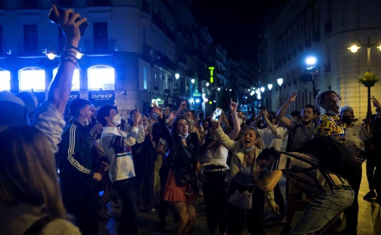 Celebración en Madrid tras decaer el estado de alarma. 