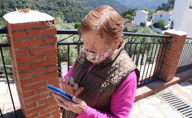 Antonia Holgado, con su 'smartphone'. 