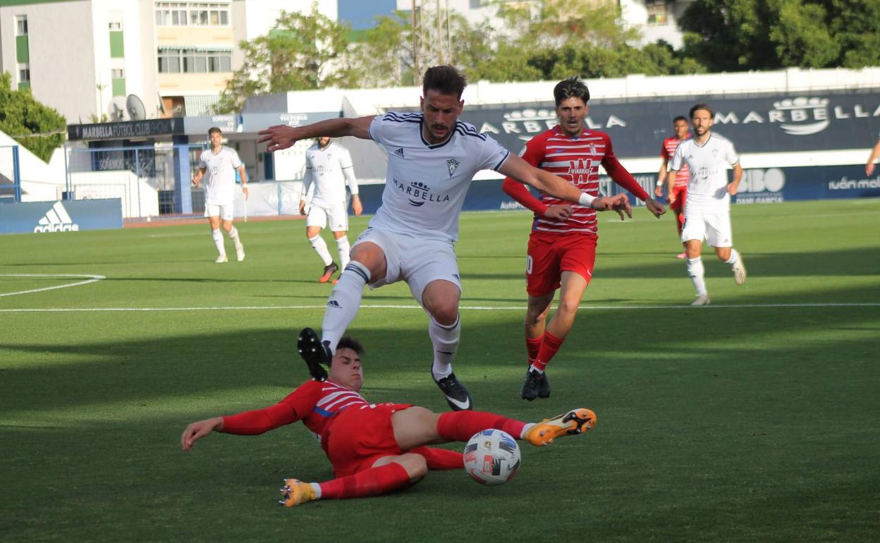 Chumbi salva una entrada durante el partido jugado en Marbella. 