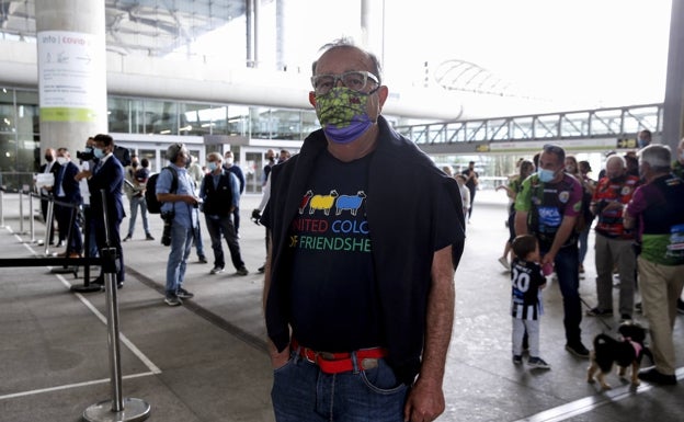 Manolo Rincon, este domingo a la espera de la llegada de la expedición del equipo al Aeropuerto. 