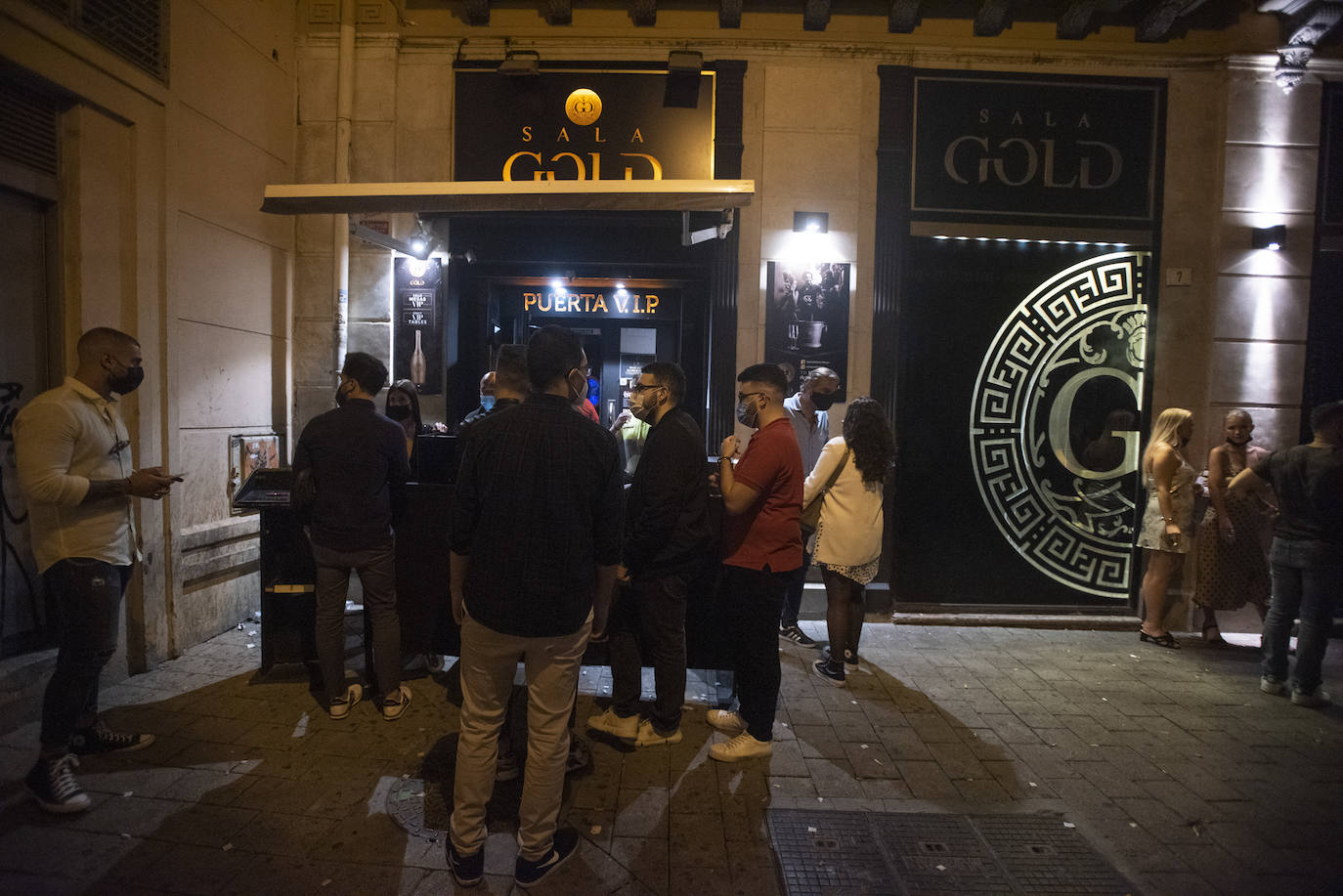 Los locales de ocio nocturnos de la capital abrieron sus puertas con las pistas distribuidas en mesas para garantizar la distancia de seguridad y evitar bailes. 