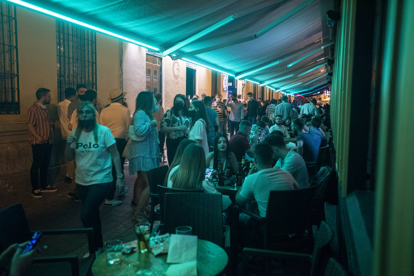 Los locales de ocio nocturnos de la capital abrieron sus puertas con las pistas distribuidas en mesas para garantizar la distancia de seguridad y evitar bailes. 