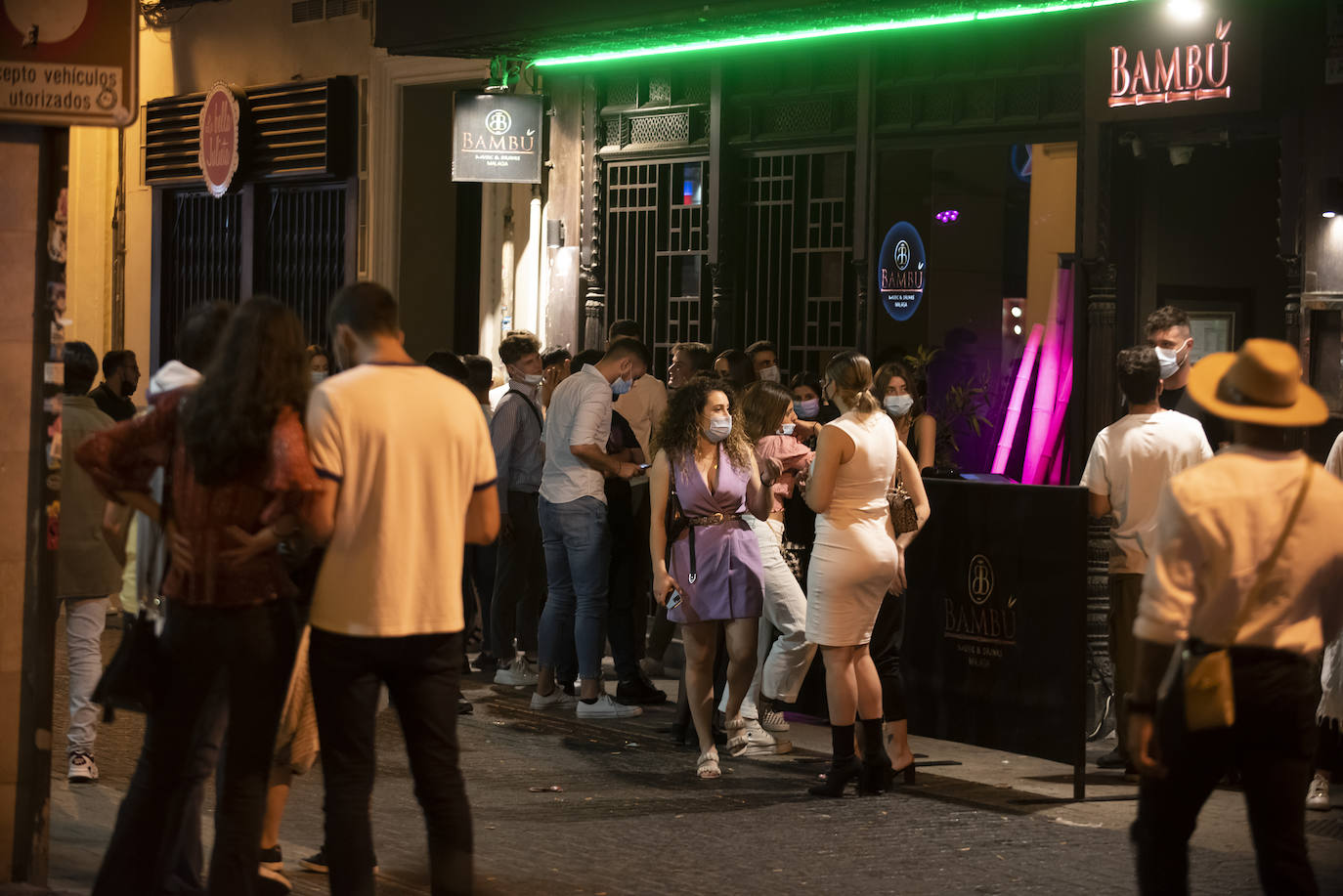 Los locales de ocio nocturnos de la capital abrieron sus puertas con las pistas distribuidas en mesas para garantizar la distancia de seguridad y evitar bailes. 