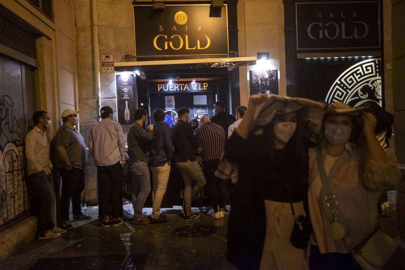 Los locales de ocio nocturnos de la capital abrieron sus puertas con las pistas distribuidas en mesas para garantizar la distancia de seguridad y evitar bailes. 