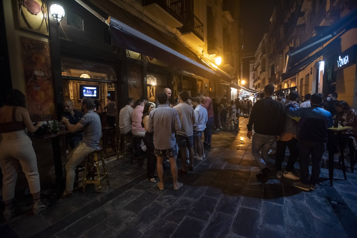 Los locales de ocio nocturnos de la capital abrieron sus puertas con las pistas distribuidas en mesas para garantizar la distancia de seguridad y evitar bailes. 