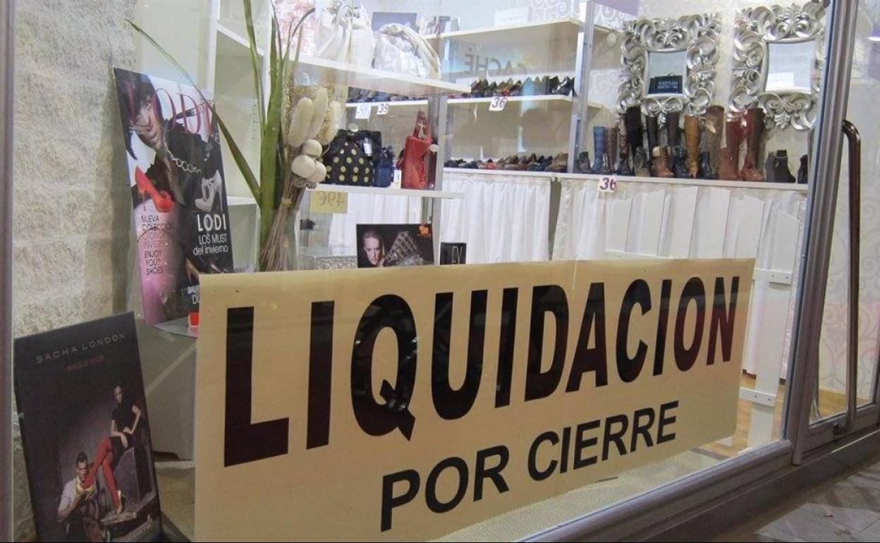 Una cartel de liquidación por cierre en una zapatería. 