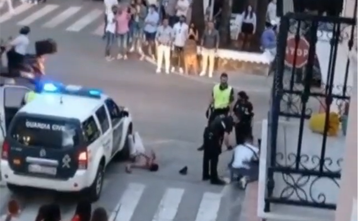 Agentes de la Guardia Civil y la Policía Local de Alhaurín el Grande, conteniendo el primer enfrentamiento. 