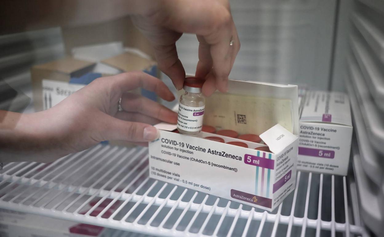 La UE reclama a AstraZeneca una indemnización por el retraso en el reparto de las vacunas