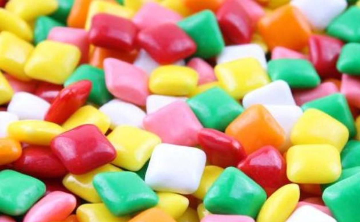 Alerta sanitaria: La UE retira un colorante usado en dulces y chicles por sus «posibles efectos cancerígenos»