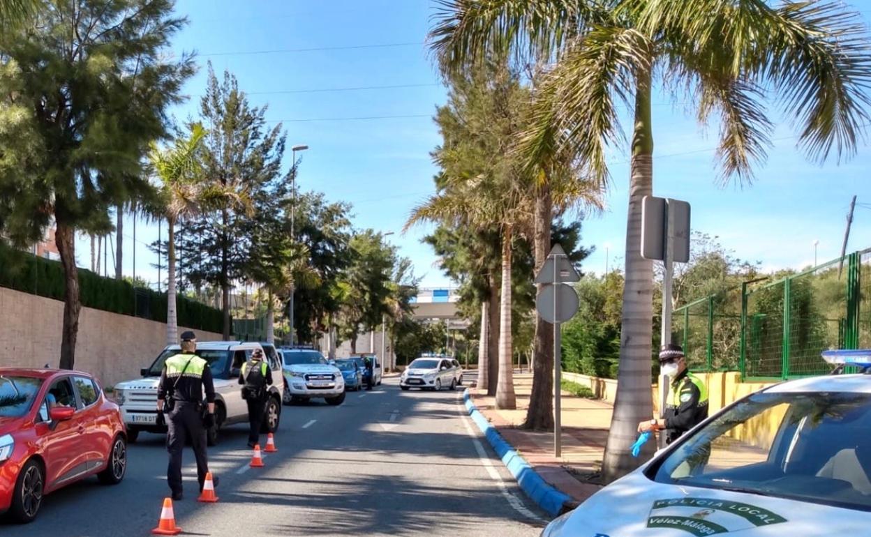 Imagen de un control policial en Vélez-Málaga. 